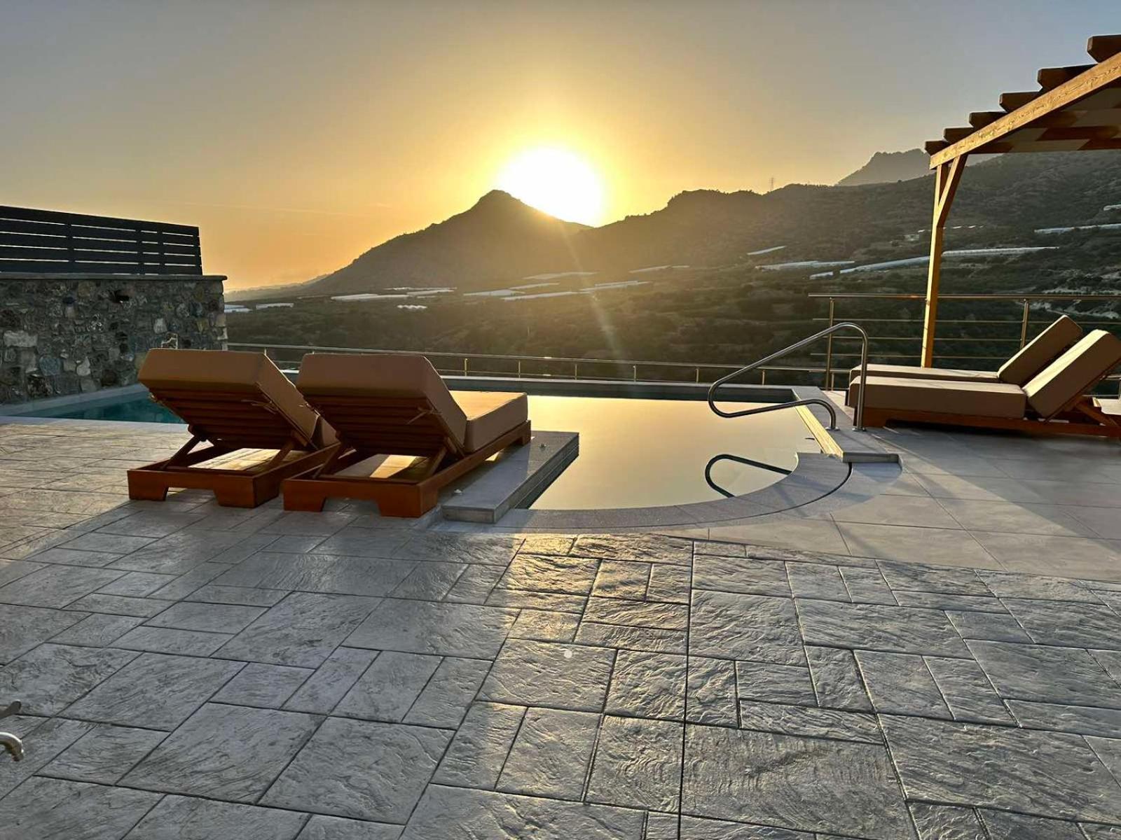Mediterranean View Villa Makrýgialos 外观 照片